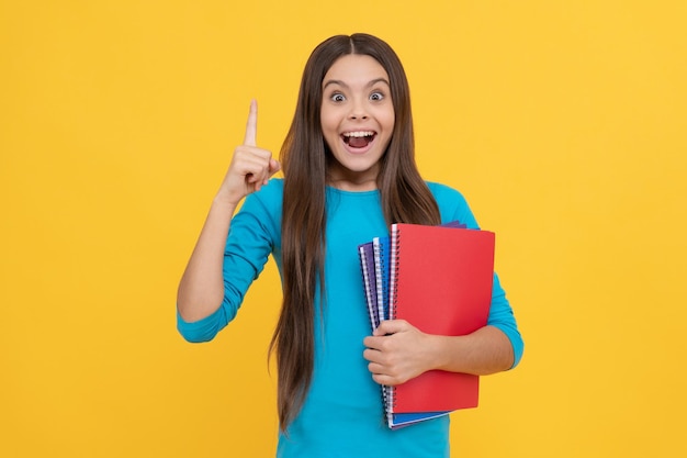 Étudiante adolescente inspirée par l'idée