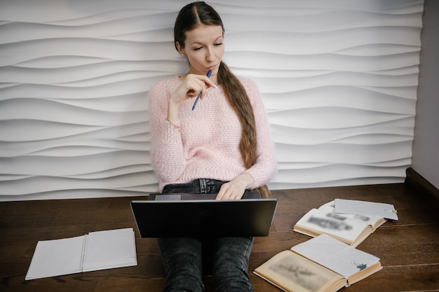 Étudiante apprenant à la maison