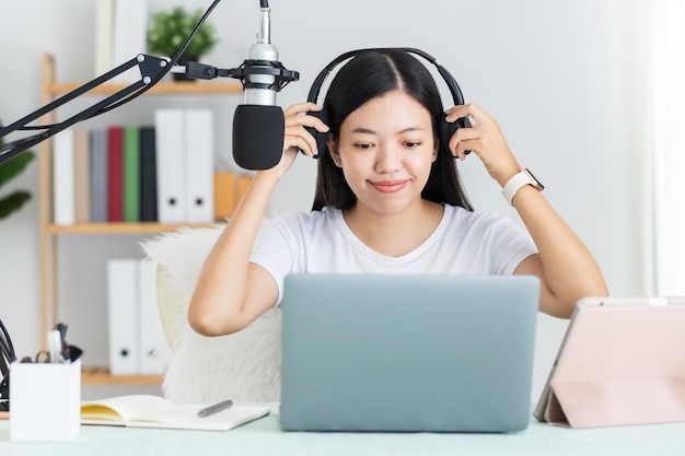 Étudiante asiatique ou femme d'affaires travaillant à distance à domicile avec ordinateur. Concept de distanciation sociale travaillant seul à la maison dans la situation épidémique de covid-19.