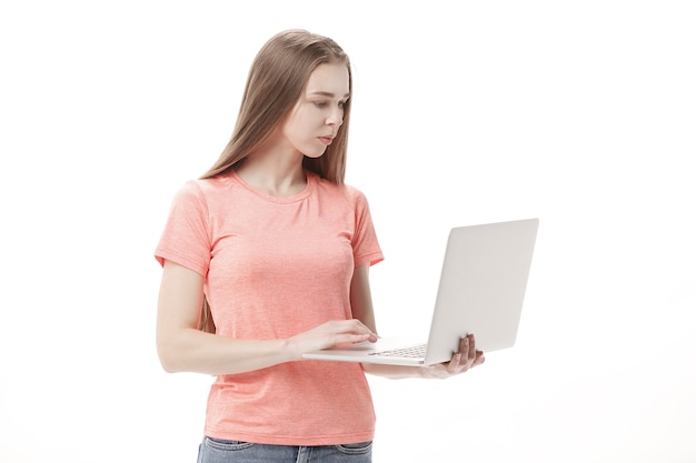 Étudiante attentive avec laptop.isolated sur fond blanc.