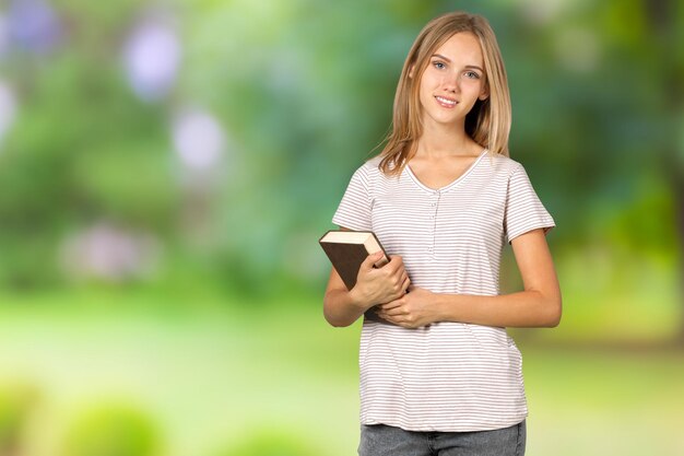 Étudiante blonde avec une pile de livres