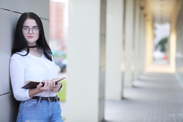 Étudiante dans la rue avec des livres