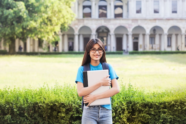 Étudiante devant une université