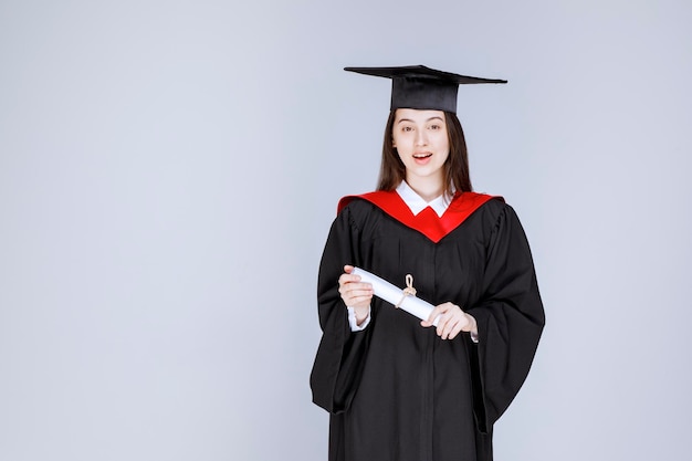 Étudiante avec diplôme collégial se présentant à la caméra. photo de haute qualité