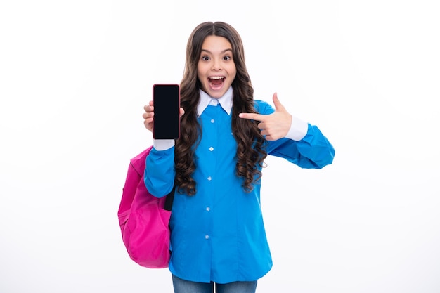 Étudiante écolière avec sac d'école à l'aide d'un téléphone intelligent Uniforme scolaire Visage excité Expression étonnée