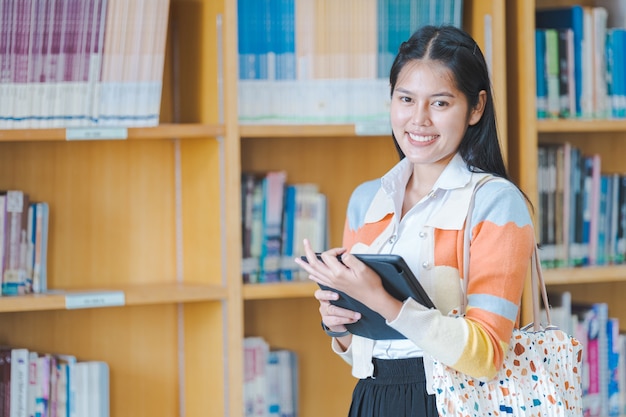 Étudiante étudiant dans la bibliothèque