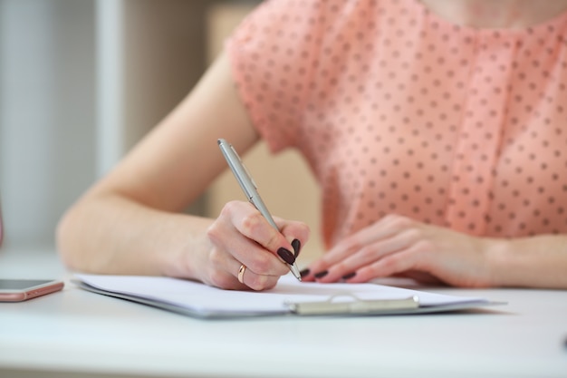 Étudiante, faire, devoirs., À, profondeur champ, image