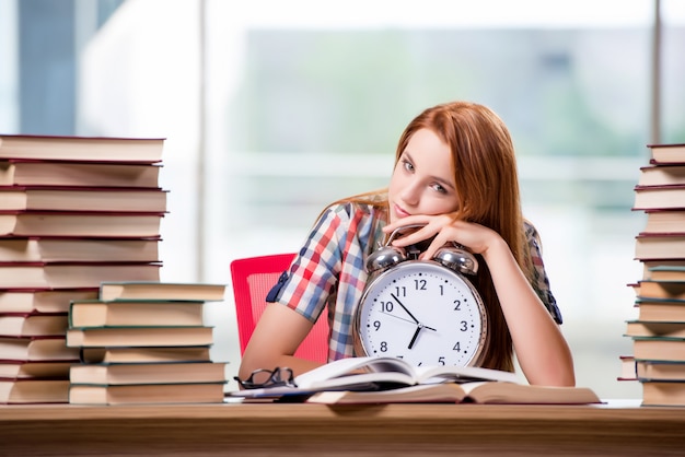 Étudiante avec horloge préparant des examens