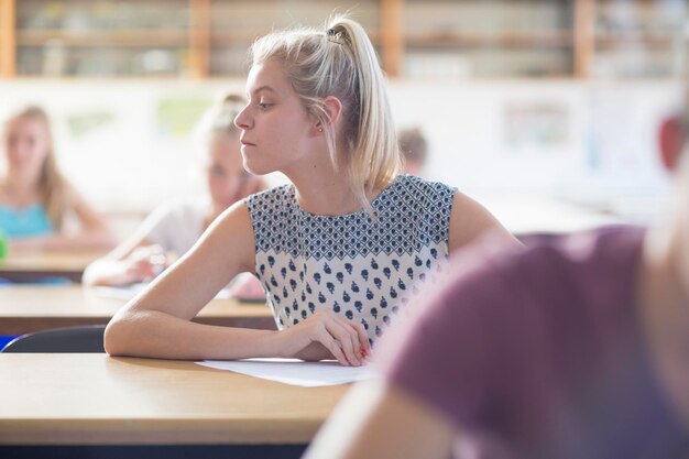 Étudiante jetant un coup d'oeil pendant le test de classe