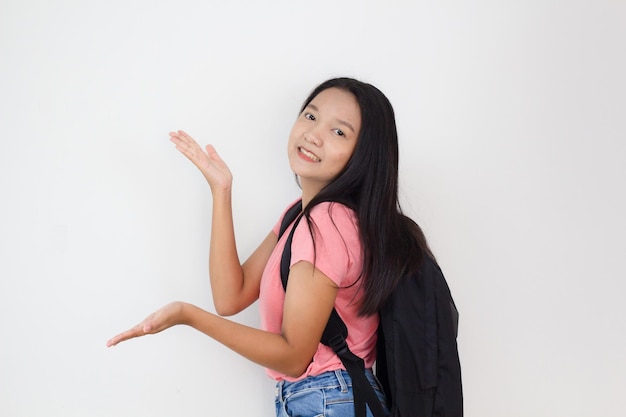 Étudiante jeune fille avec sac à dos sur fond blanc