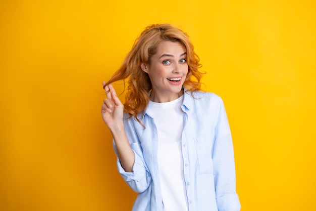 Étudiante jeune professeur drôle Portrait de femme souriante heureuse Séduisante jeune fille assez gaie dans des vêtements décontractés se sentant heureux et insouciant fond isolé