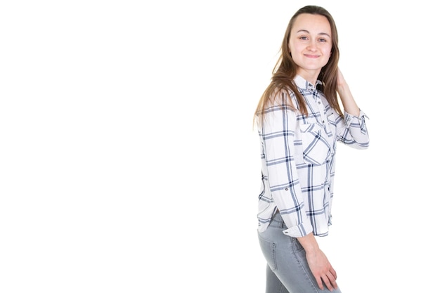 Étudiante jolie fille mignonne isolée sur fond blanc avec espace de copie vierge