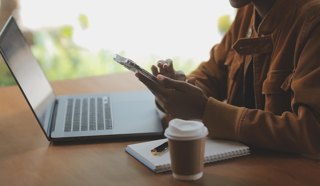 Étudiante latine hispanique à l'aide d'un ordinateur portable regardant un séminaire d'apprentissage en ligne à distance webinaire universitaire à distance ou ayant une réunion de classe virtuelle dans l'espace créatif de l'université