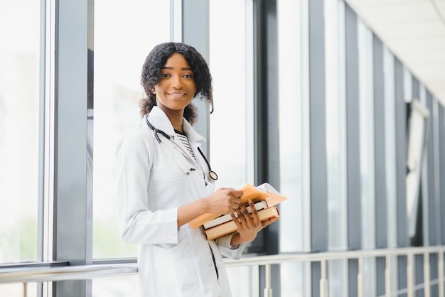 Étudiante en médecine africaine avec un sourire