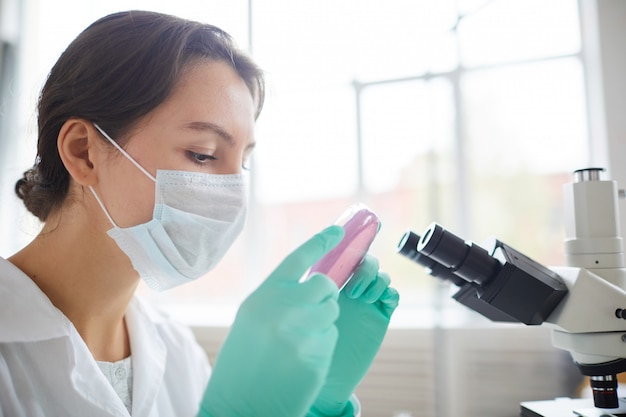 Étudiante en médecine féminine vue latérale