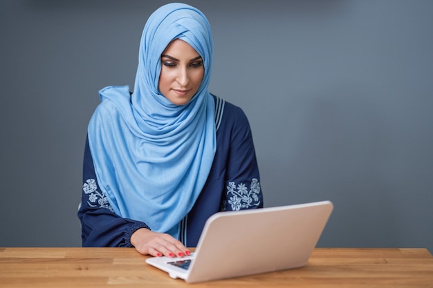 Étudiante musulmane apprenant dans la bibliothèque