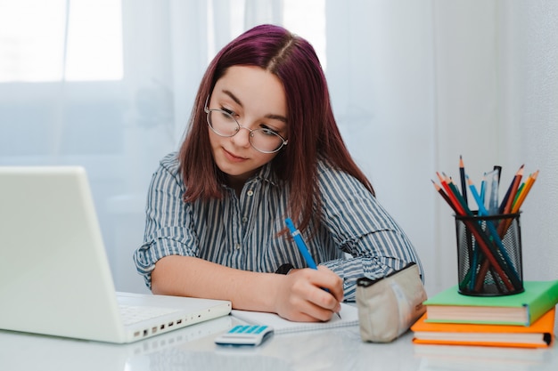 Étudiante avec ordinateur portable à faire leurs devoirs