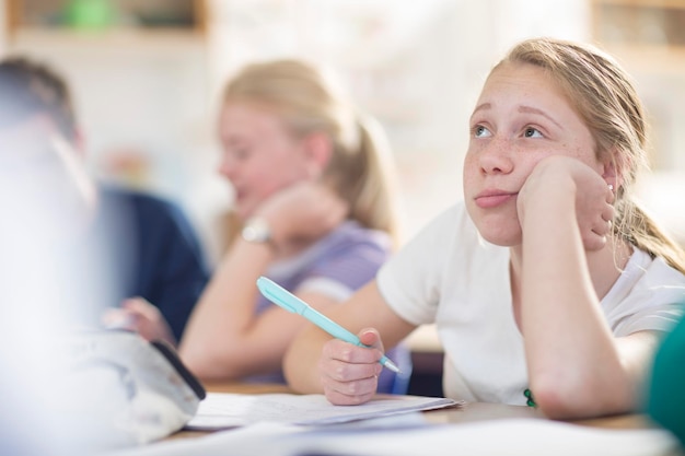 Étudiante en pensée en classe