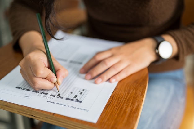 Étudiante prenant des tests à l'université