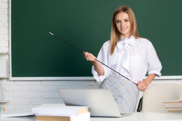 Étudiante réussie dans la salle de classe d'un étudiant universitaire préparant l'examen et apprenant des leçons dans