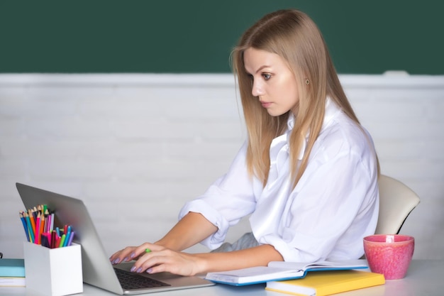 Étudiante se préparant à un test ou à un cours d'examen en classe au lycée ou au collège