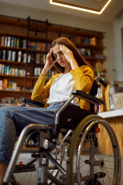 Étudiante stressée en fauteuil roulant, handicap