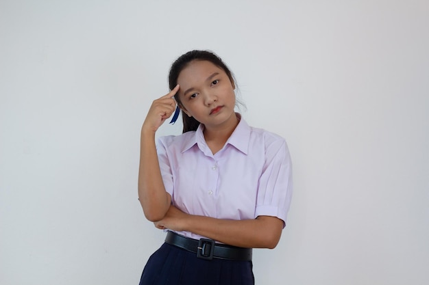 Étudiante en uniforme sur fond blanc