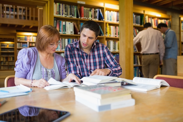 Étudiants adultes à la bibliothèque