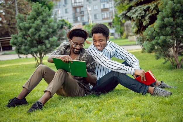 Étudiants africains dans le parc.