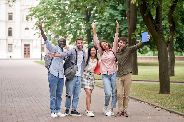 Étudiants amis heureux prenant des photos pour la mémoire