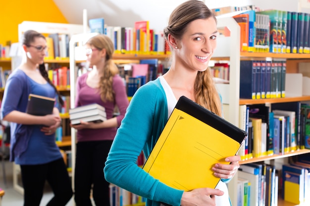 Étudiants apprenant en bibliothèque