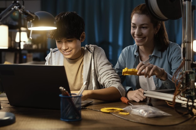 Étudiants apprenant l'impression 3D à la maison