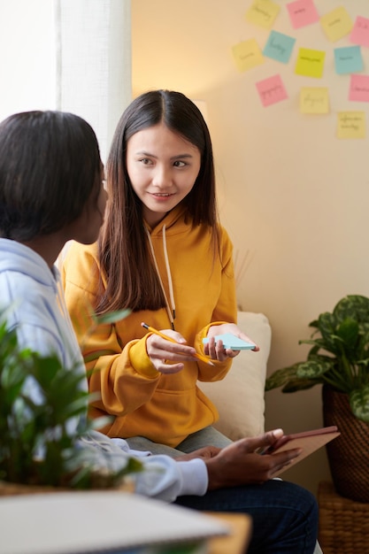 Étudiants apprenant une nouvelle langue