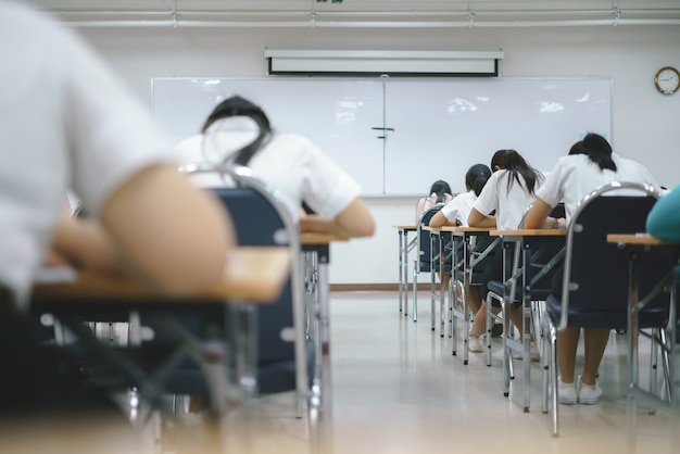 Étudiants asiatiques à l&#39;examen