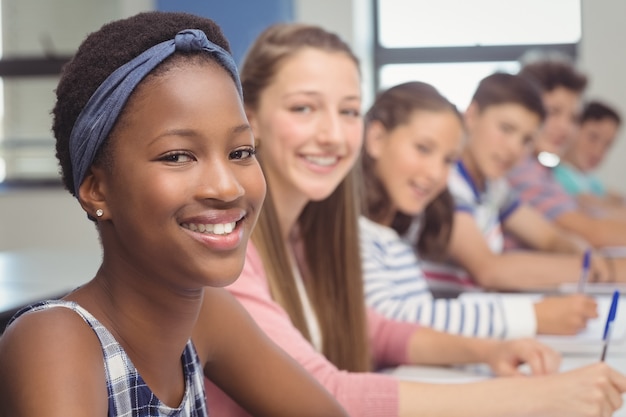 Étudiants assis au bureau en classe