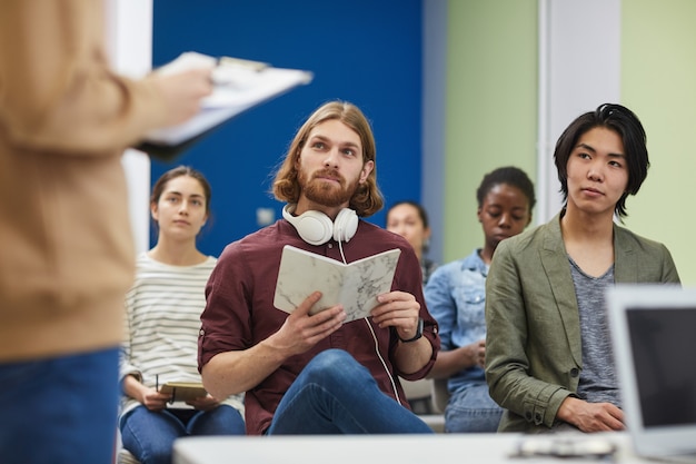 Étudiants assis au séminaire