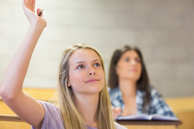 Étudiants assis l&#39;un à côté de l&#39;autre pendant leurs études universitaires