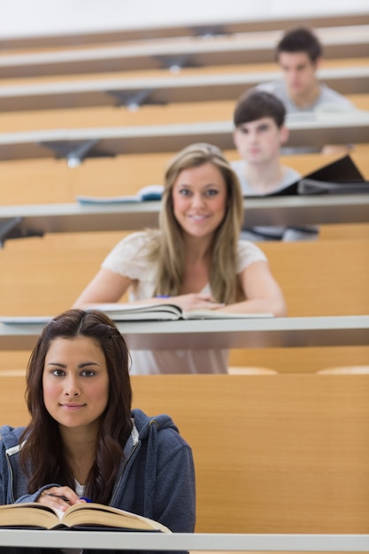 Étudiants assis regardant et souriant