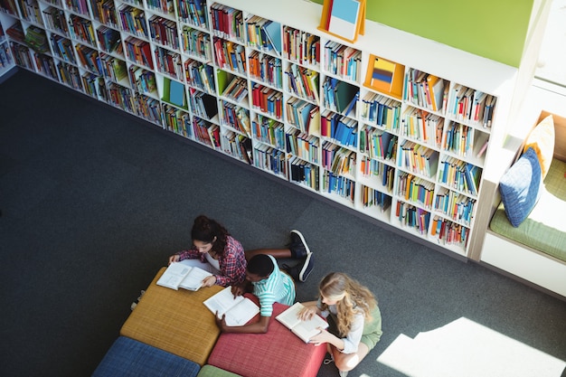 Étudiants attentifs qui étudient en bibliothèque