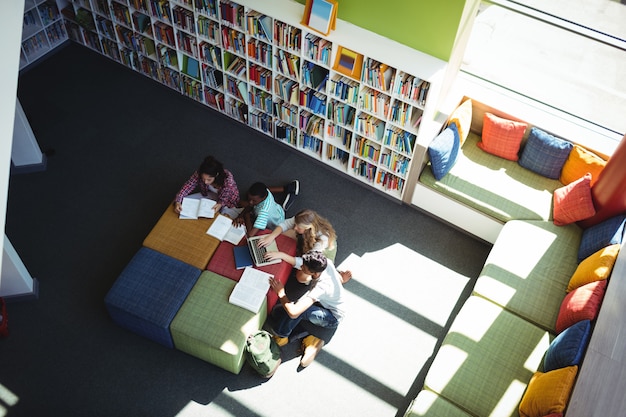 Étudiants attentifs qui étudient en bibliothèque