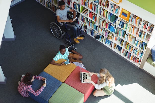 Étudiants attentifs qui étudient en bibliothèque