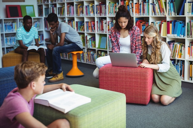 Étudiants attentifs qui étudient en bibliothèque