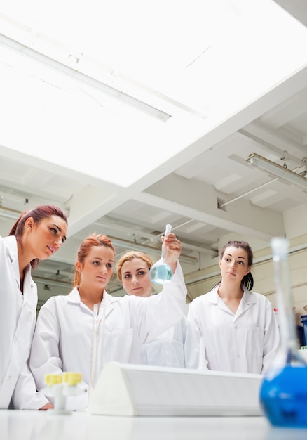 Étudiants de chimie mignon en regardant un fkask