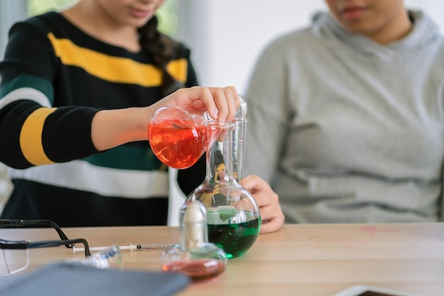 Étudiants en classe de sciences faisant une expérience chimique en laboratoire