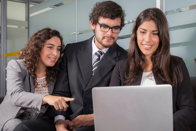 Étudiants en commerce vérifiant une présentation