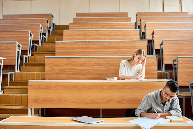 Étudiants dans un auditorium vide