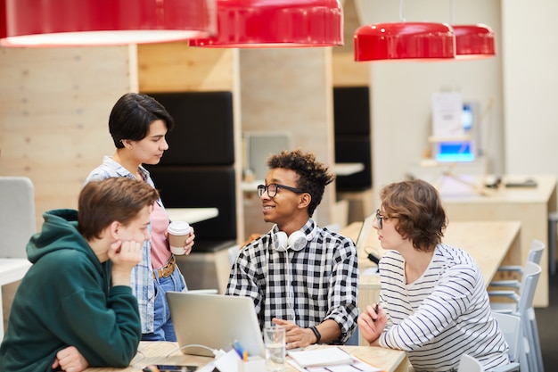 Étudiants dans un café moderne