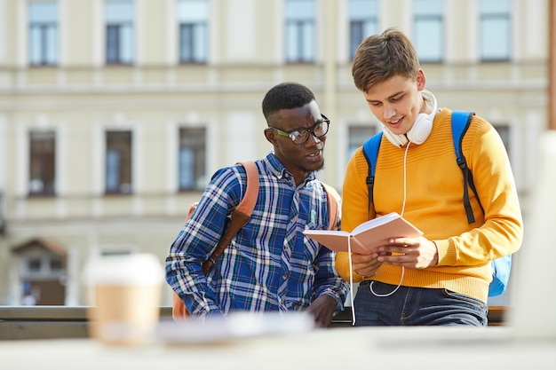 Étudiants, debout, dehors, ensemble