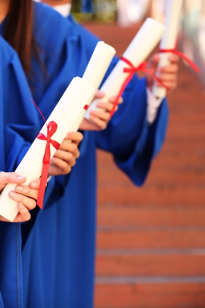 Étudiants diplômés en plein air