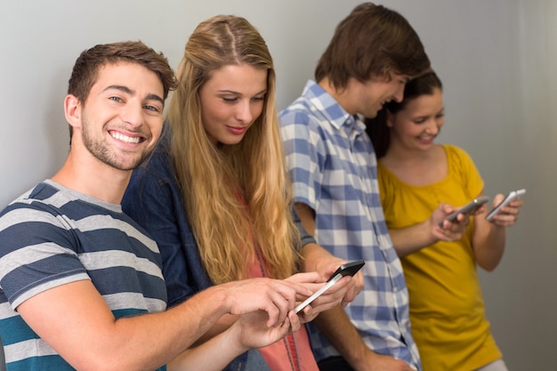 Étudiants du Collège utilisant des téléphones cellulaires